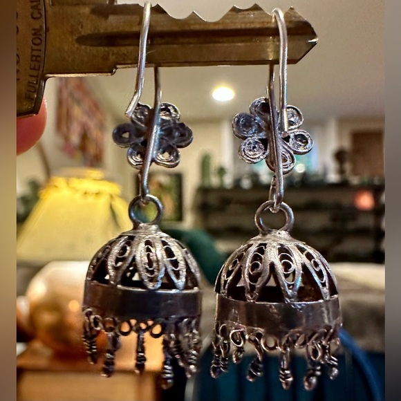 Darling sterling silver 1.5” vintage chandelier earrings w flower design. - Picture 5 of 9